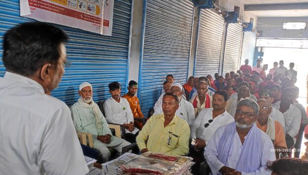 सोनौली: महर्षि वाल्मीकि जयंती- सफाई कर्मियों को किया गया सम्मानित