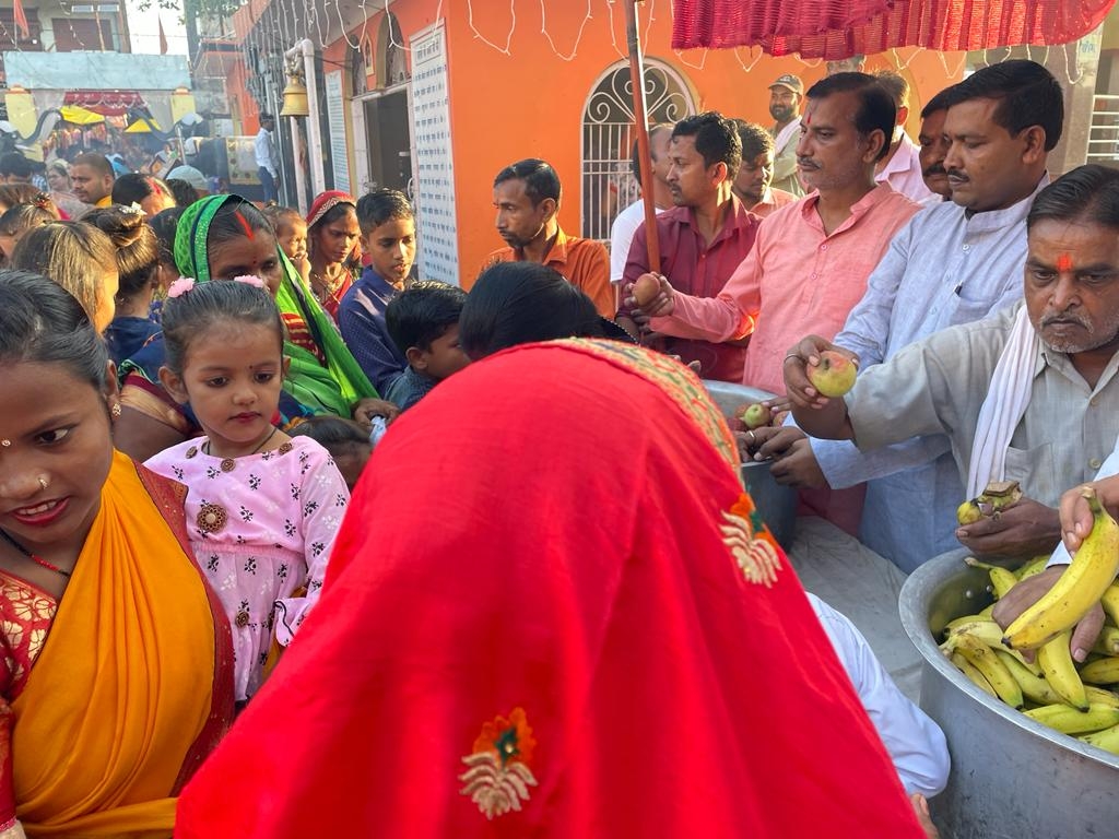 नौतनवां: भाजपा नेताओं ने माता बनैलिया देवी मंदिर में प्रसाद किया वितरण