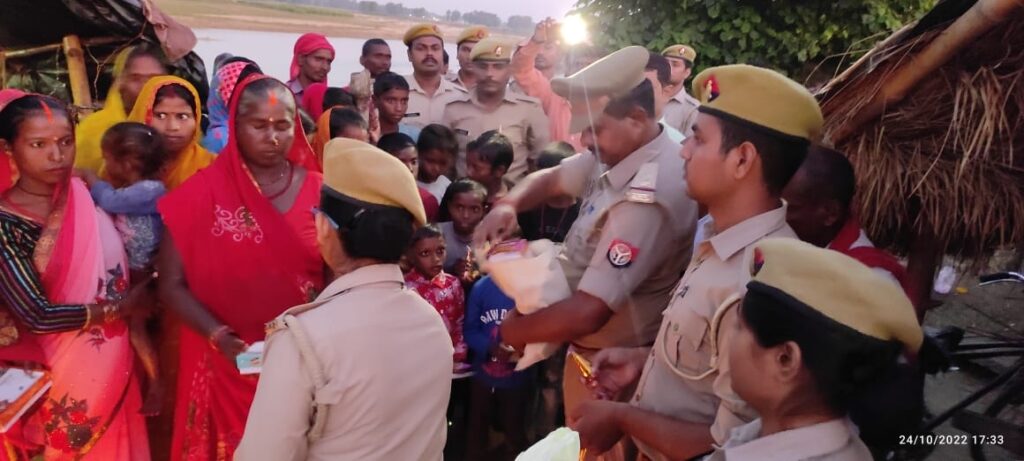 सोनौली- प्रभारी कोतवाल पहुंचे खजुरिया गांव,मछुआरा परिवारों के साथ मनाई दिवाली