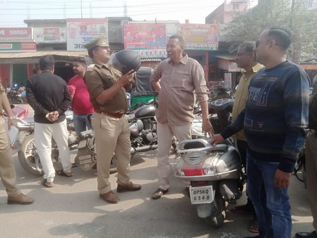 सोनौली पुलिस ने हेलमेट जांच के दौरान पूर्व विधायक को रोका, तो जाने क्या हुआ