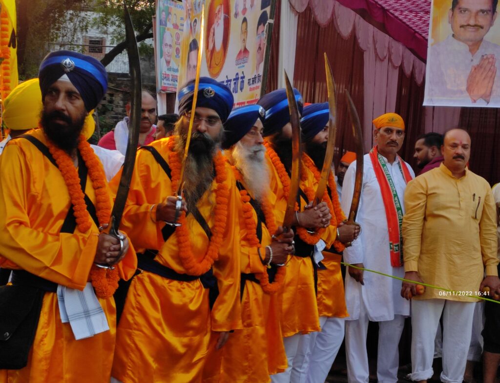 श्री गुरु नानक देव जी के प्रकाश पर्व पर, पंज प्यारों की अगुवाई में निकली शोभायात्रा