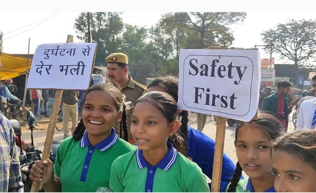 सोनौली: बच्चों ने निकाली हेलमेट जागरूकता रैली, लगाने वालों को कहा, धन्यवाद अंकल