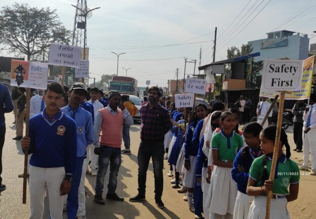 सोनौली: बच्चों ने निकाली हेलमेट जागरूकता रैली, लगाने वालों को कहा, धन्यवाद अंकल