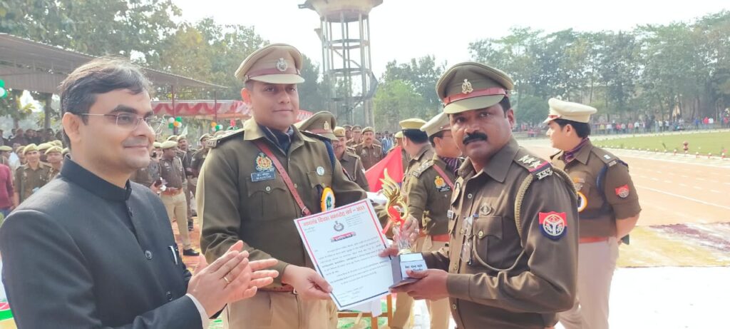 निचलौल थाने के प्रभारी हुए पुरस्कृत, व्यापारी, समाजसेवी, पत्रकारों ने दी बधाई