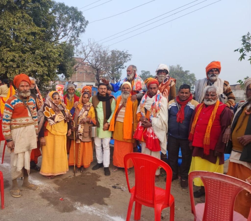 सपा नेता बैजू यादव ने भंडारा कर साधु संतों के साथ नूतन वर्ष का किया स्वागत