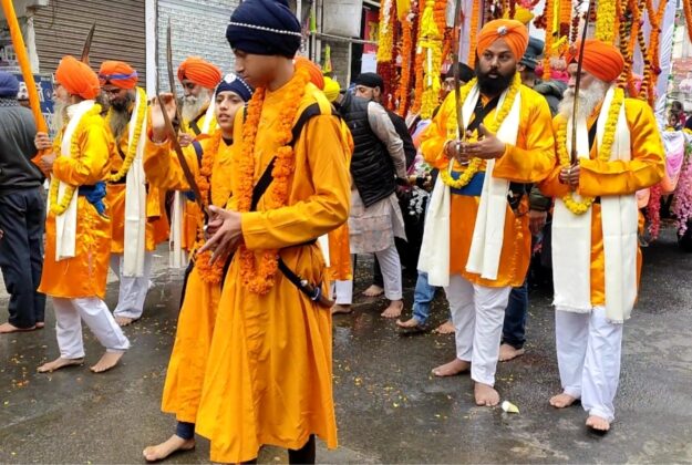 गुरू गोविन्द सिंह के प्रकाश पर्व पर शब्द कीर्तन के साथ निकला भब्य जुलूस