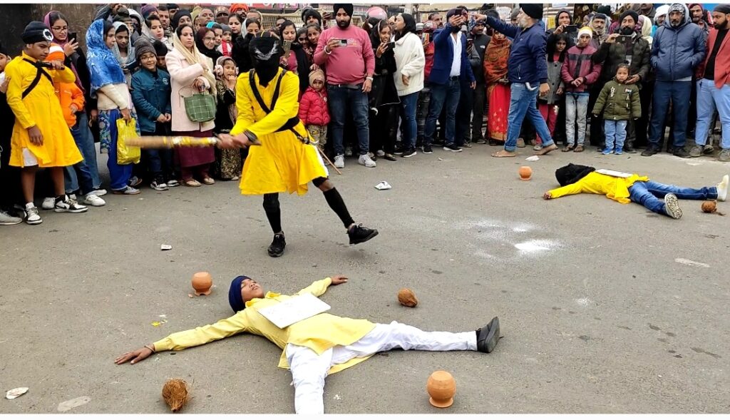 गुरू गोविन्द सिंह के प्रकाश पर्व पर शब्द कीर्तन के साथ निकला भब्य जुलूस