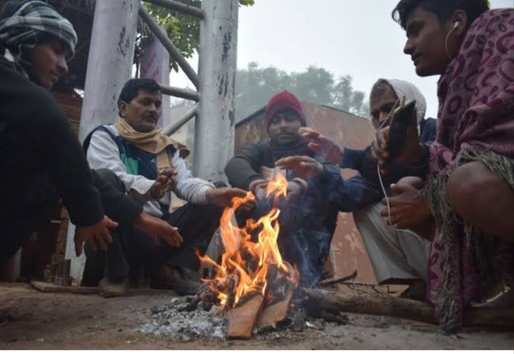 सोनौली नगर पंचायत:सरकारी अलाव की लकड़ी पर चमका रहे राजनीति, फूटा भंडा