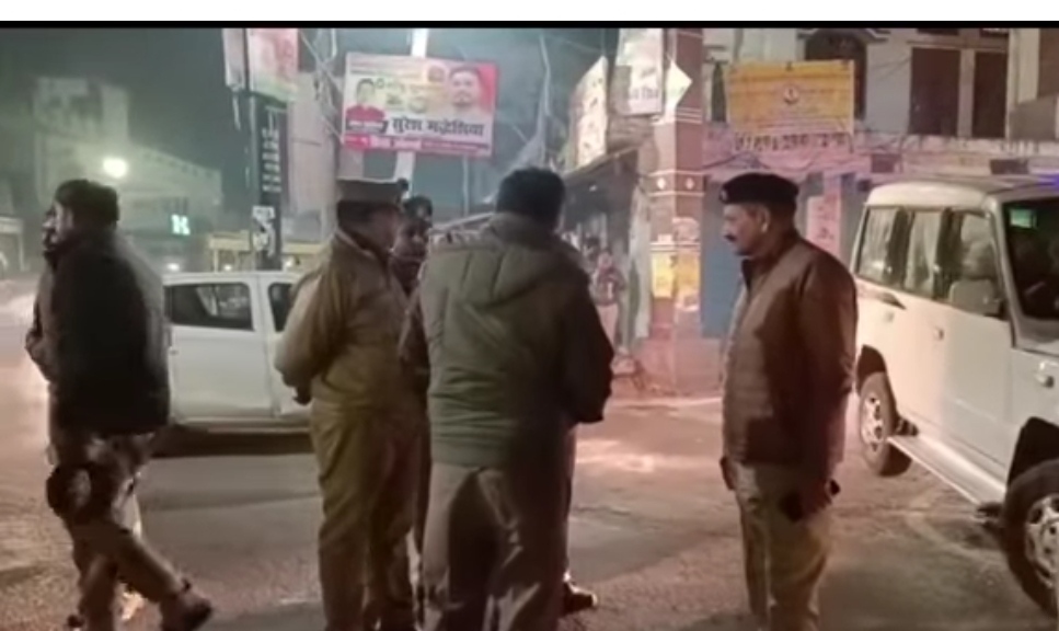 नौतनवा कस्बे के गांधी चौक पर बड़ी संख्या में पहुंची पुलिस, हुई छापेमारी