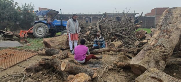 सोनौली: कड़ाके की ठंड में गरीबों के मसीहा बने अहद खान