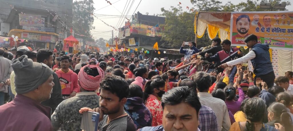 नौतनवा के गांधी चौक का बदला नजारा, श्रद्धालुओं का सड़को पर जनसैलाब