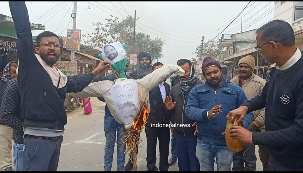 नौतनवा के आक्रोशित युवाओं ने स्वामी प्रसाद मौर्य का फूंका पुतला