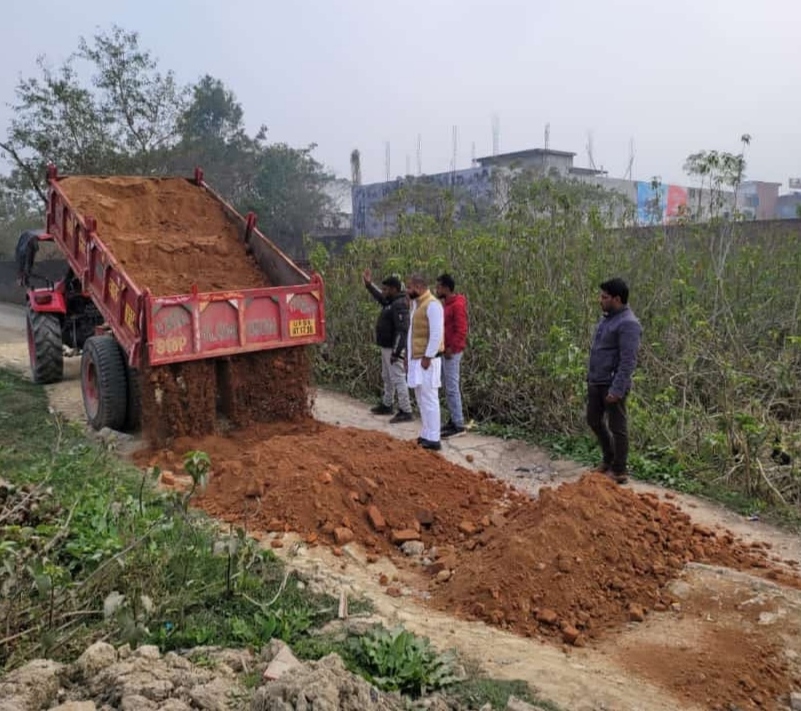 नौतनवा: नपा प्रशासन ने उठा लिए हाथ तो प्रिंस राठौर ने संभाल लिया मोर्चा