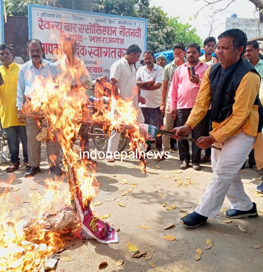 नौतनवा: भ्रष्टाचारी का आरोप लगा अधिवक्ता ने फूंका पुतला, पहुंची पुलिस