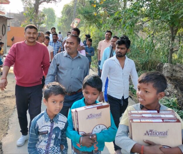 सोनौली: दलित, मलिन बस्तियों के बच्चों को मिला घड़ी, अभिभावक और बच्चे हो गए गदगद,