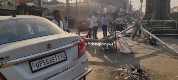 नौतनवा: गांधी चौक पर बड़ा हादसा, ट्रक ने सुंदरीकरण और कार को रौदा, दो चोटिल