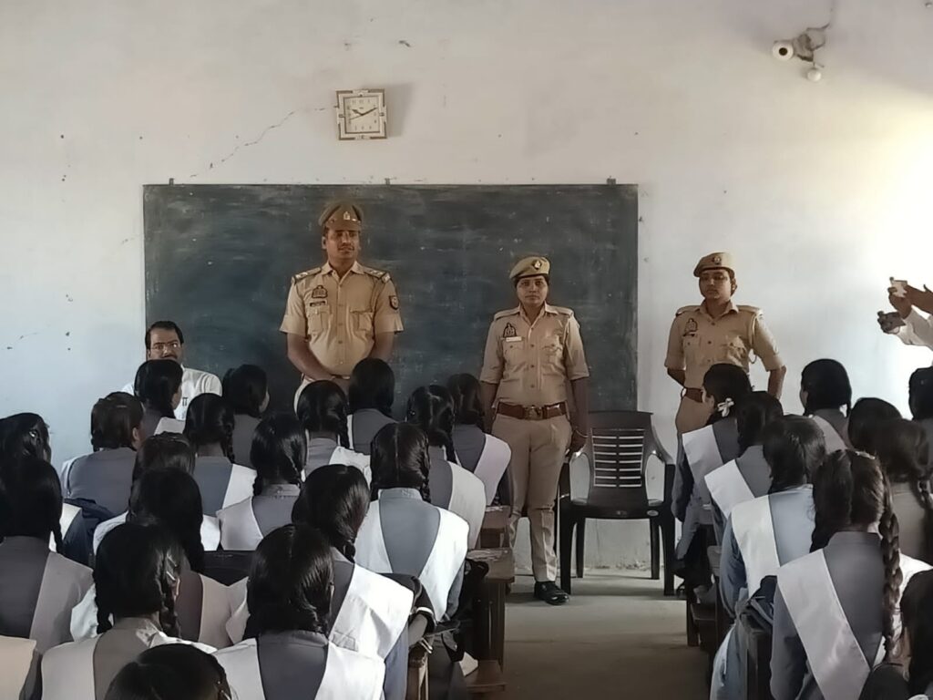 नौतनवा: मिशन शक्ति अभियान, पुलिस ने बालिकाओं को किया जागरूक