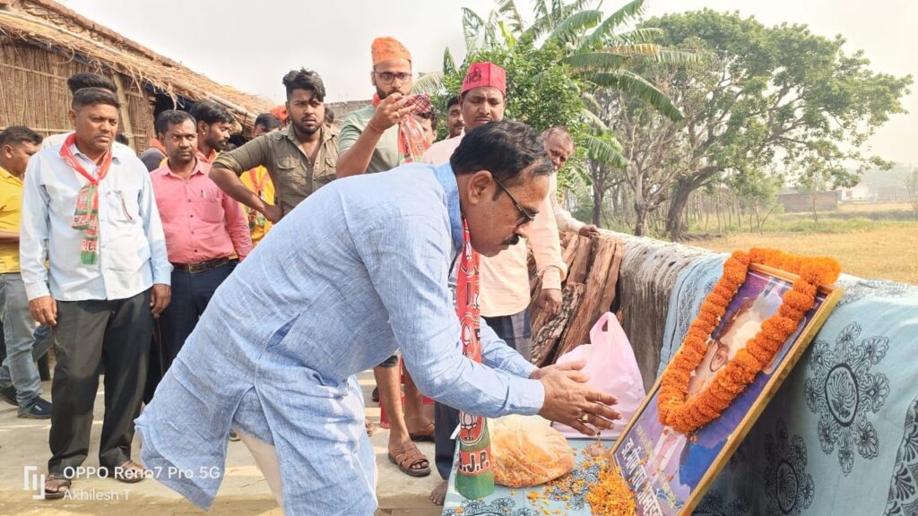 भाजपा नेता अखिलेश त्रिपाठी नगर पंचायत के कई स्थानों पर मनाए अंबेडकर जयंती