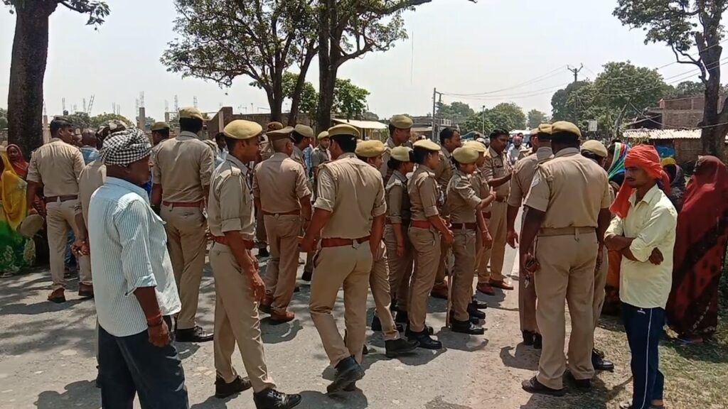 पुलिसिया कार्रवाई से आक्रोशित ग्रामीणों ने सड़क पर किया हंगामा, आवागमन प्रभावित