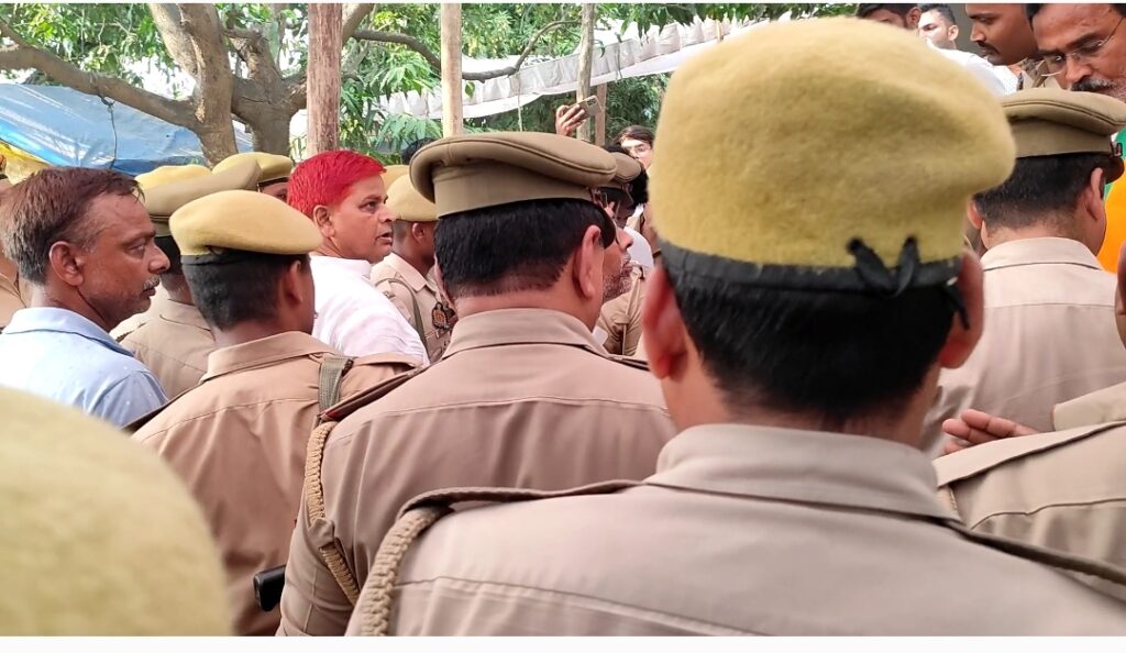 बसपा और कांग्रेस के बीच झड़प, हंगामा, पुलिस फोर्स अलर्ट