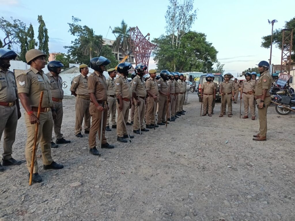 सोनौली बॉर्डर पर पुलिस ने किया फ्लैग मार्च, सुरक्षा का कराया एहसास