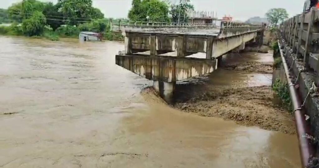 भारत में तबाही मचा सकती है नेपाल से आने वाली तिनाव और दानव नदी