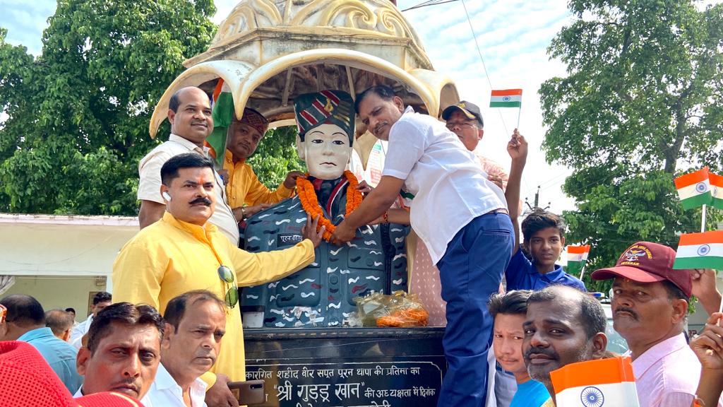 शहीदों की प्रतिमा पर चेयरमैन नौतनवा बृजेश मणि ने माल्यार्पण कर अमर ज्योति किया प्रज्ज्वलित