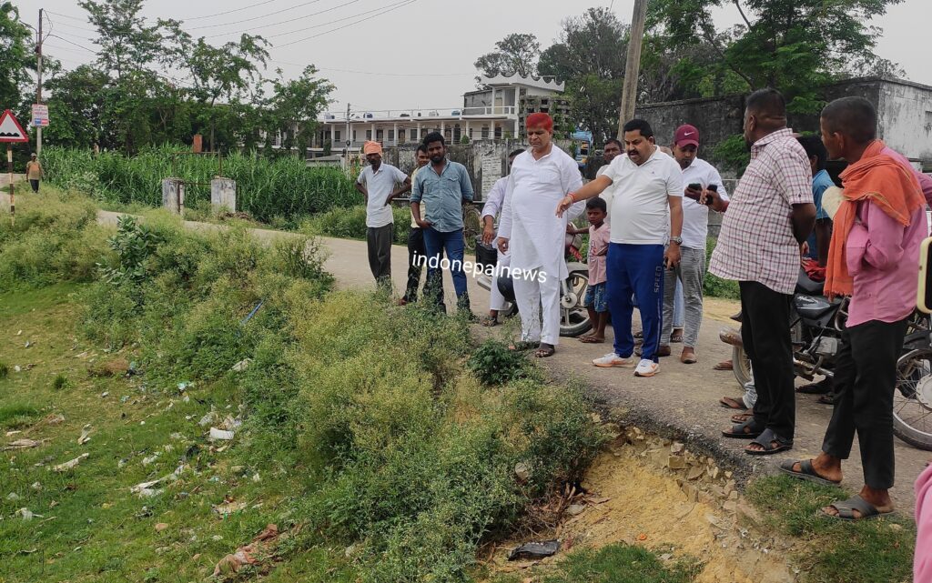 सोनौली: धौरहरा मार्ग की कटान देखने पहुंचे चेयरमैन,मिट्टी गिराने के दिए निर्देश