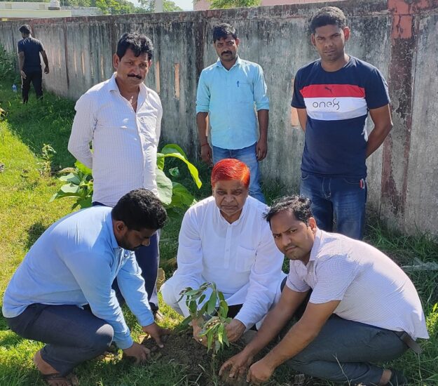 चेयरमैन सोनौली हबीब खान, मिनी स्टेडियम,अस्पताल और विद्यालय में किए पौधारोपण