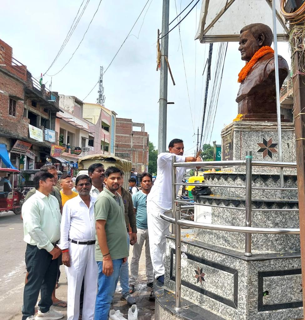 स्वर्गीय अटल जी की प्रतिमा पर पुष्प अर्पित कर अध्यक्ष नौतनवा ने दी श्रद्धांजलि