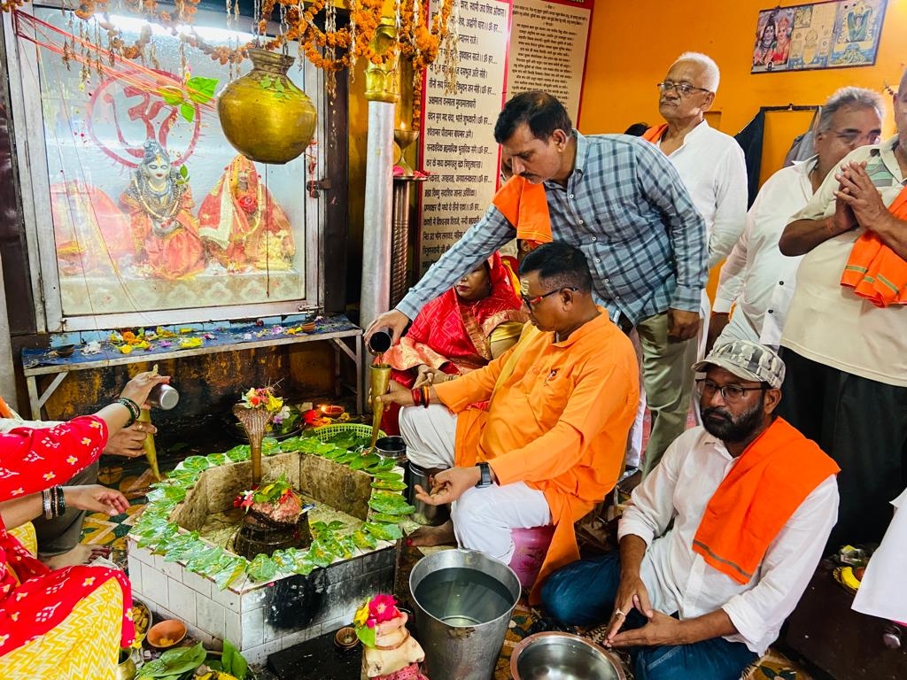 पूर्व मंत्री अमरमणि त्रिपाठी के रिहाई पर नौतनवा अध्यक्ष ने कराया रुद्राभिषेक