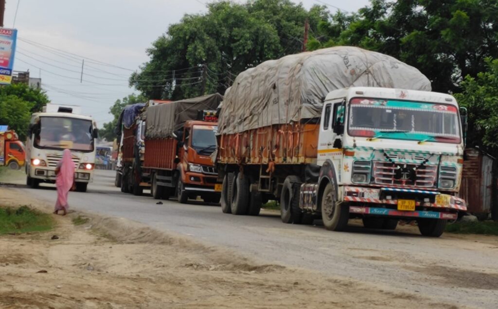 नौतनवा ट्रक मालिकों ने लगाई प्रशासन से गुहार,साहब हमें टूटने से बचा लीजिए