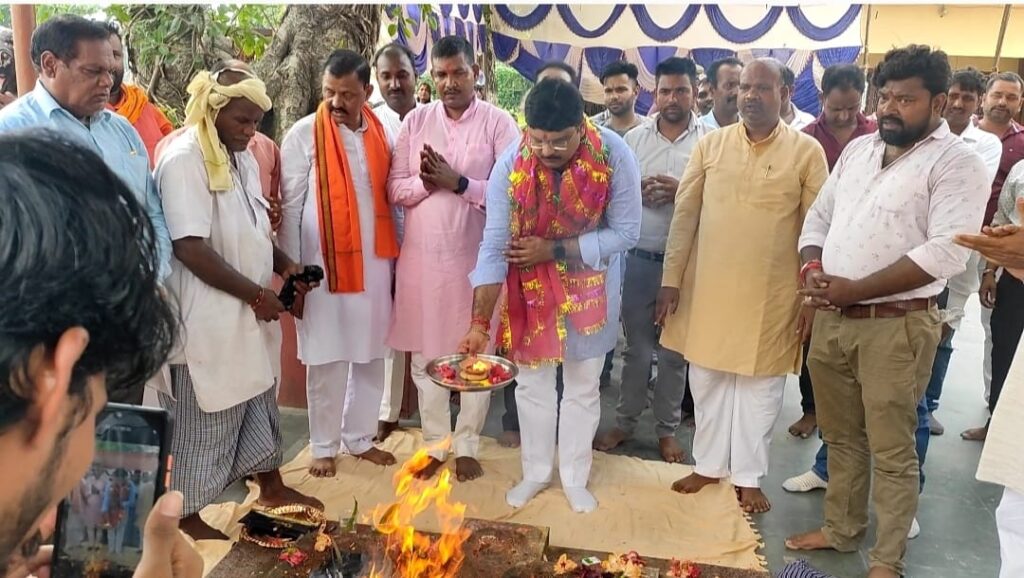 विधायक नौतनवा माता बनैलिया मंदिर मे पूजन हवन कर प्रधानमंत्री के दीर्धायु की कामना