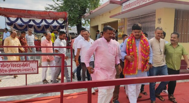 विधायक नौतनवा माता बनैलिया मंदिर मे पूजन हवन कर प्रधानमंत्री के दीर्धायु की कामना