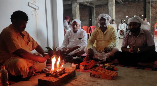 सोनौली नगर पंचायत कार्यालय का पूजा अर्चना और मंत्रो उच्चारण के बीच नए भवन में स्थापित