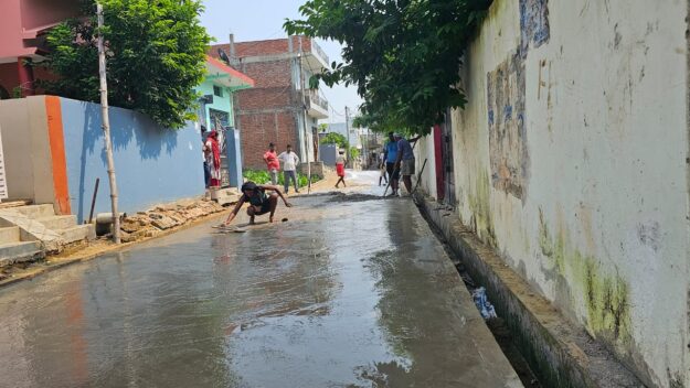 सोनौली: सड़क निर्माण देखने पहुंचे चेयरमैन,बोले नगर के सभी वार्ड होंगे कीचड़ मुक्त