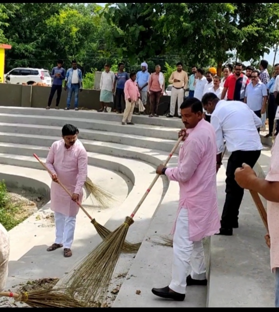 नौतनवा: विधायक और ब्लाक प्रमुख ने साफ सफाई कर किया श्रमदान, लिया संकल्प