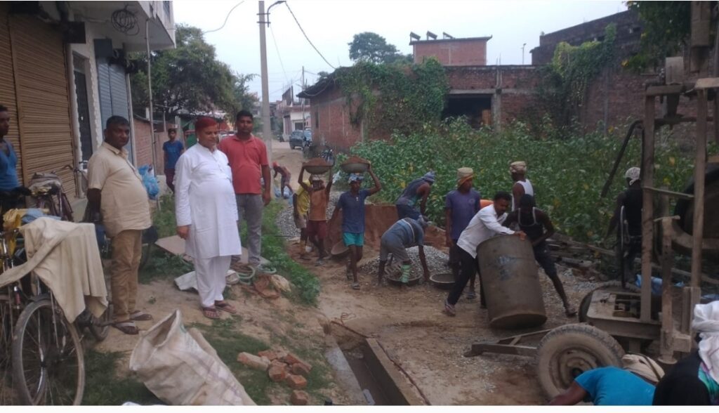 सोनौली: सड़क निर्माण देखने पहुंचे चेयरमैन,बोले नगर के सभी वार्ड होंगे कीचड़ मुक्त