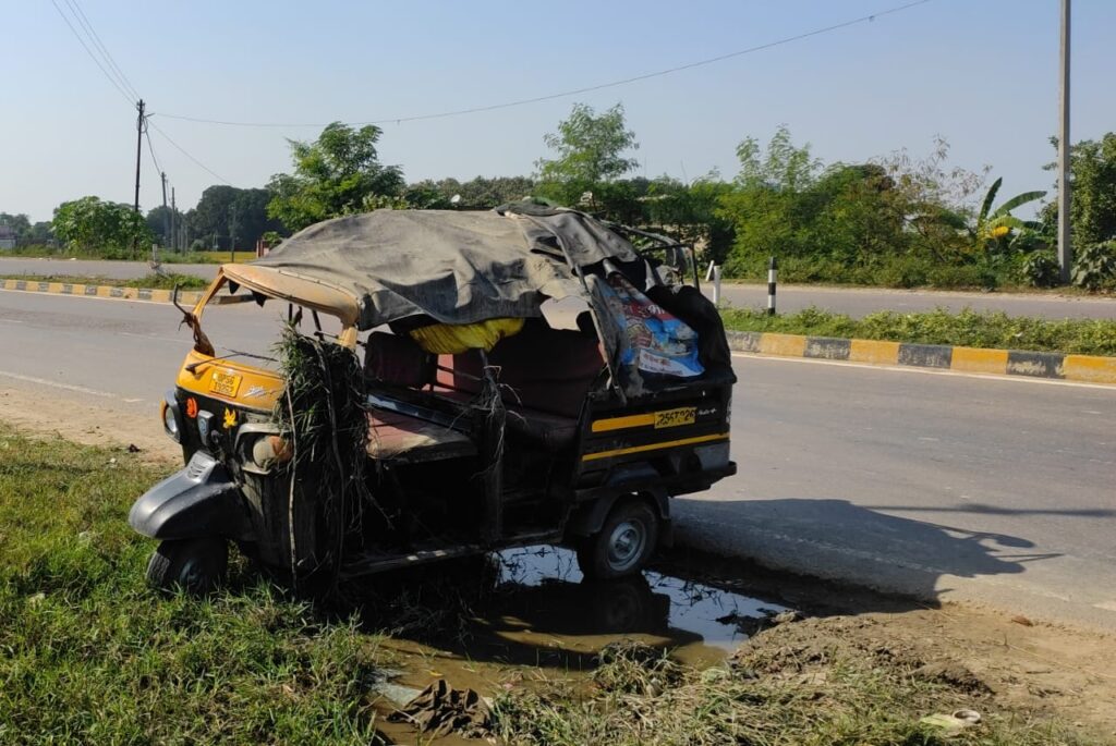 सोनौली: यात्रियों से भरी अनियंत्रित टेंपो पलटी, मचा चीख पुकार, 11 यात्री चोटिल