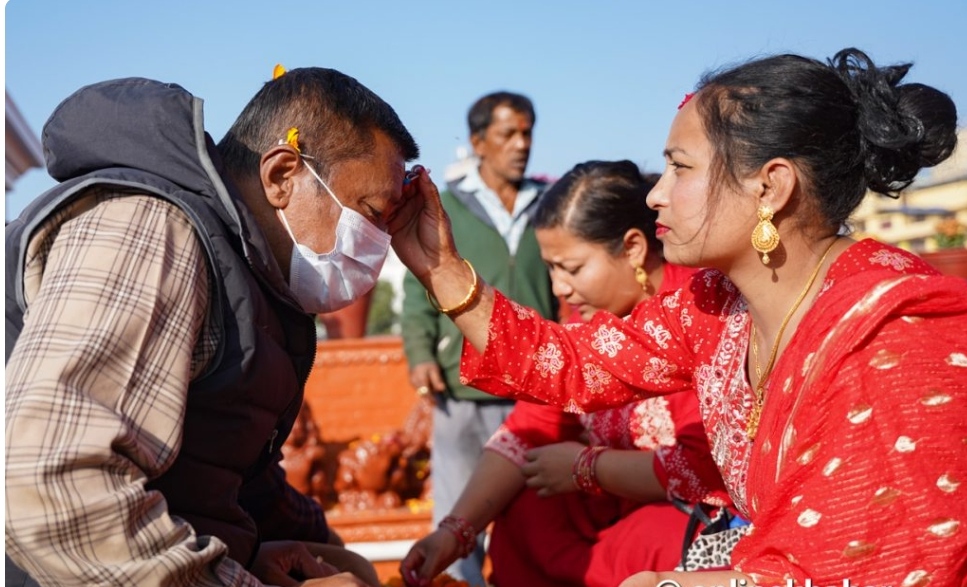 नेपाल में एक ऐसा मंदिर जहां भाई बहनों को खोजते हुए पहुंचते हैं, लगवाते है टीका