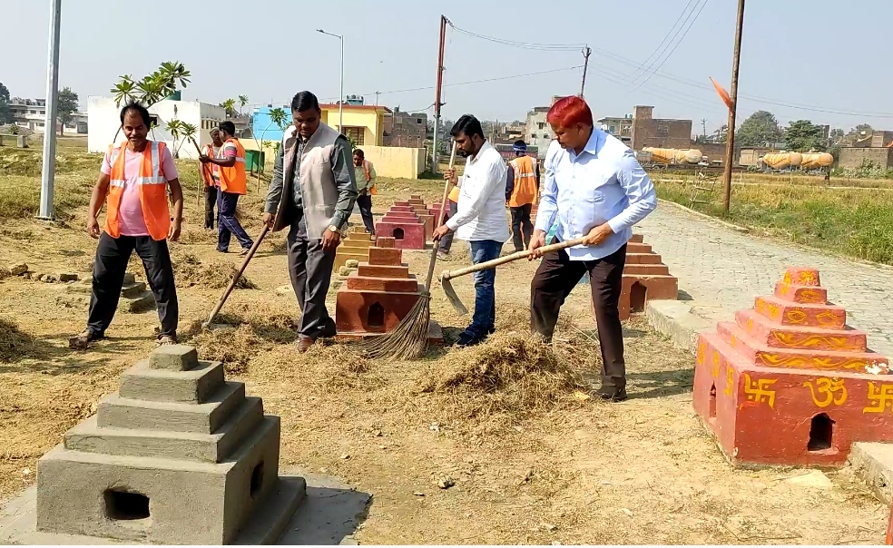 मुस्लिम भी श्रद्धा के साथ मना रहे छठ पर्व,चेयरमैन हबीब खान ने छठ घाट की साफ सफाई