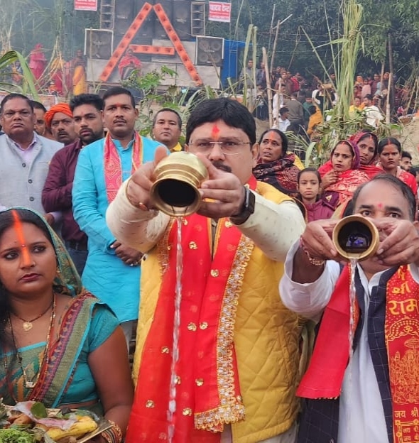 विधायक पहुंचे बरगदवा छ्ठ घाट, भगवान सूर्य को दिया जल,छठ मैया की पूजा