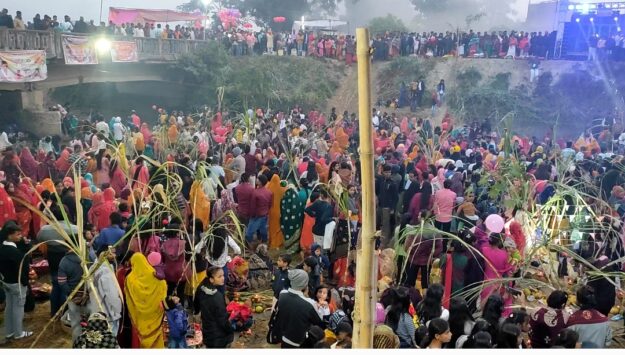 विधायक पहुंचे बरगदवा छ्ठ घाट, भगवान सूर्य को दिया जल,छठ मैया की पूजा