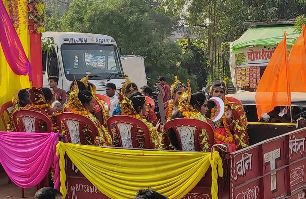 सोनौली: धूमधाम से निकाली गई माता चंचाई देवी का भव्य शोभायात्रा