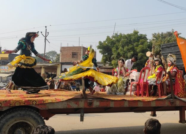 सोनौली: धूमधाम से निकाली गई माता चंचाई देवी का भव्य शोभायात्रा