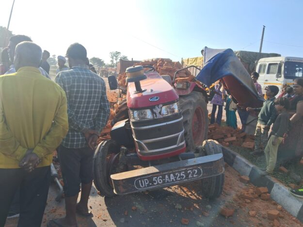 सोनौली कोतवाली मोड़ पर ट्रेलर और ट्रैक्टर ट्राली में भिडंत,तीन घायल