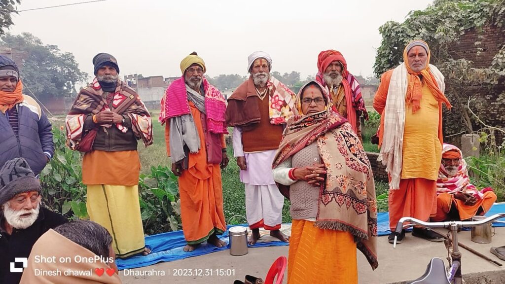 सोनौली: नूतन वर्ष की स्वागत के लिए साधु संतों ने किया भंडारा,सपा नेता ने कंबल किया वितरण