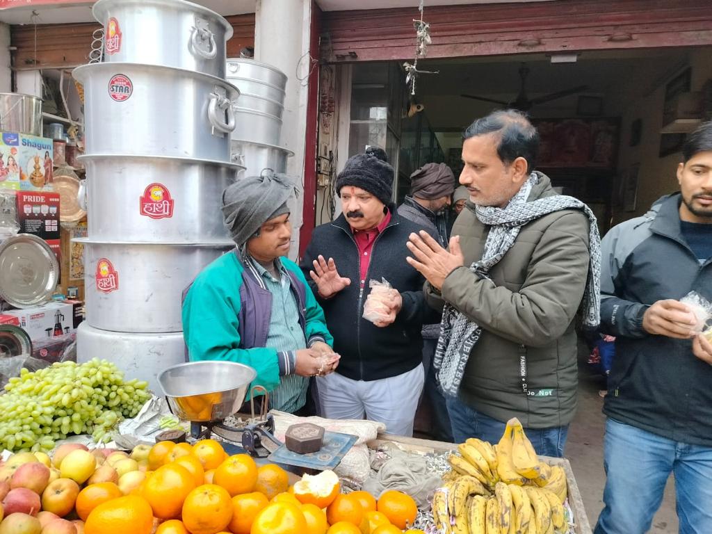 नौतनवा नगर में अध्यक्ष ने घर-घर पहुंचाए दीप, दीप उत्सव मनाने की किया अपील