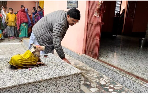 विधायक नौतनवा माता चंचाई मंदिर का किए साफ सफाई, निराश्रितों में बाटे कंबल