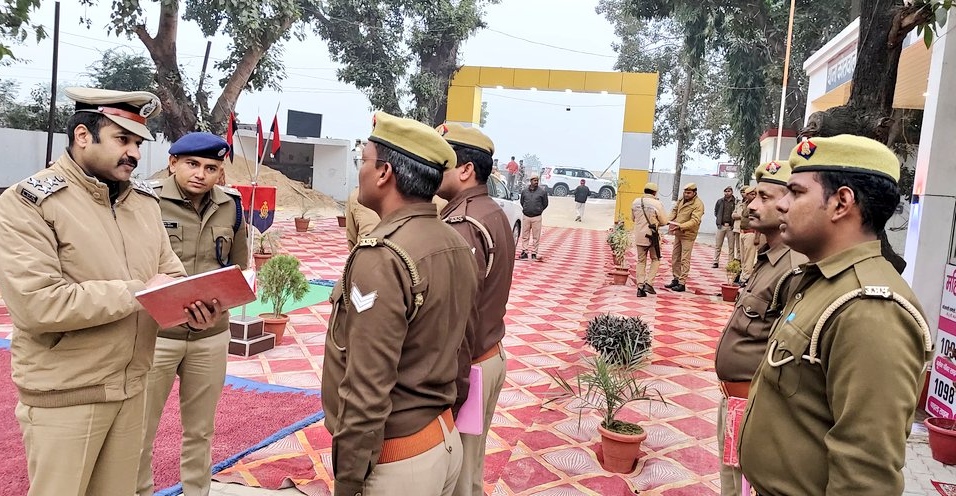 डीआईजी गोरखपुर पहुंचे सोनौली बॉर्डर, बीट पुलिस अधिकारियों, हल्का प्रभारियो से की वार्ता